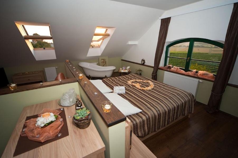 Hotel Vinohrad Milotice Екстер'єр фото