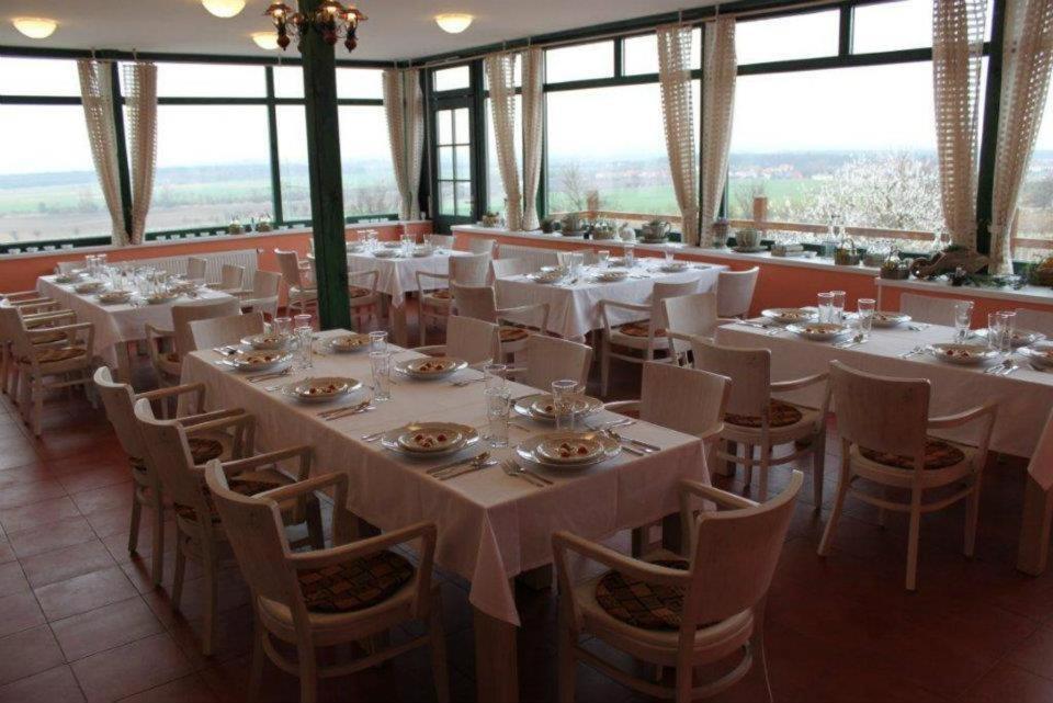 Hotel Vinohrad Milotice Екстер'єр фото